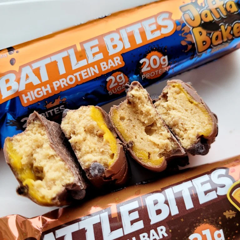 Battle Bites Jaffa Bake - podwójny baton białkowy z pomarańczowym toffee, karmelem i czekoladą - Image 4