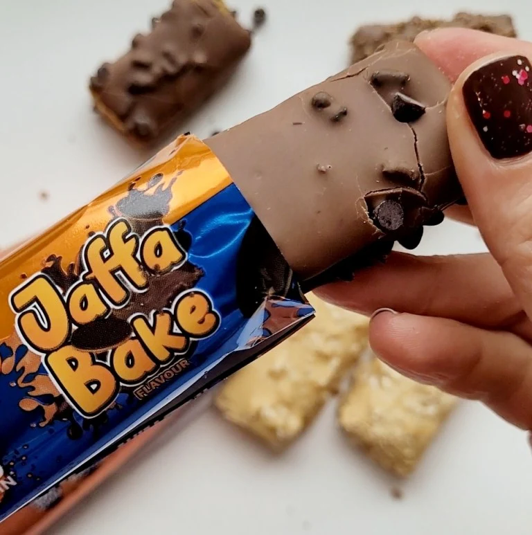 Battle Bites Jaffa Bake - podwójny baton białkowy z pomarańczowym toffee, karmelem i czekoladą - Image 5