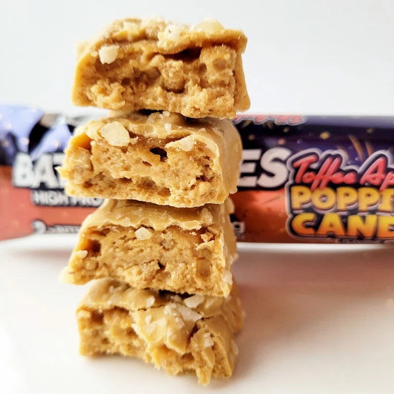 Battle Bites Toffee Apple Popping Candy - podwójny baton proteinowy ze strzelającą posypką