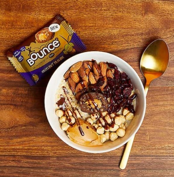 Bounce Hazelnut Praline Protein Ball - wegańska kulka proteinowa z orzechami i czekoladą - Image 3