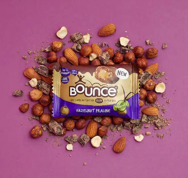 Bounce Hazelnut Praline Protein Ball - wegańska kulka proteinowa z orzechami i czekoladą - Image 4