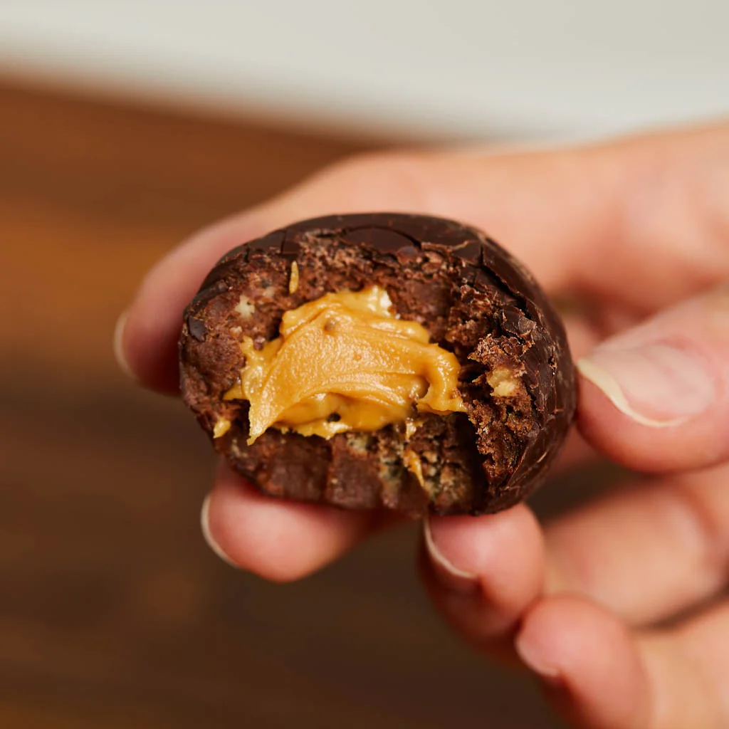 Bounce Hazelnut Praline Protein Ball - wegańska kulka proteinowa z orzechami i czekoladą - Image 5
