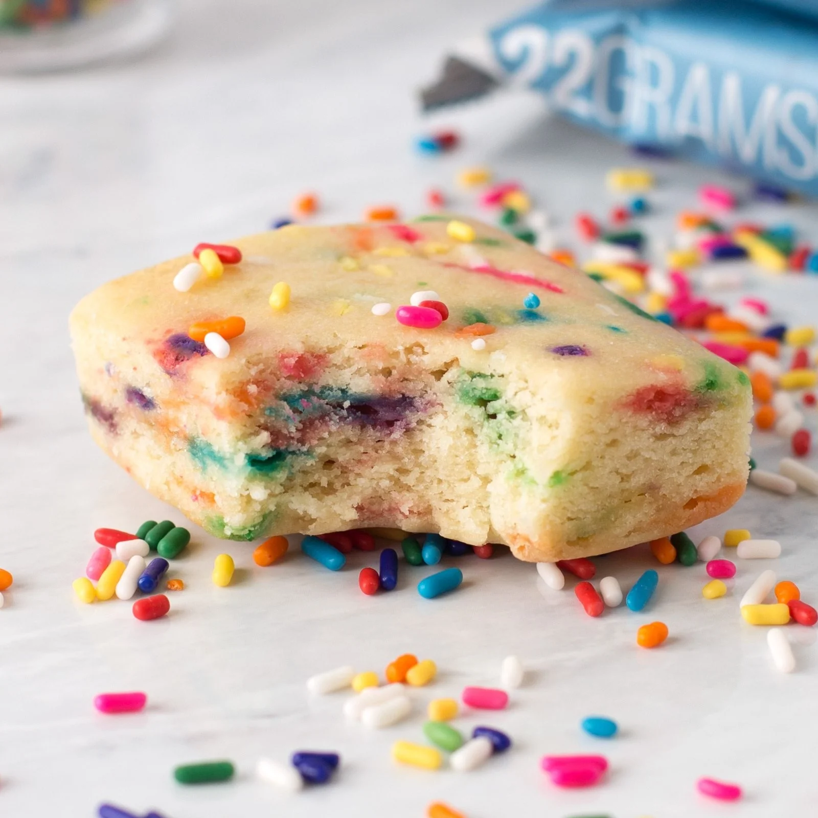 EatMe Guilt Free Blondie Birthday Cake - proteinowe ciacho z posypką, bez mąki i cukru - Image 7