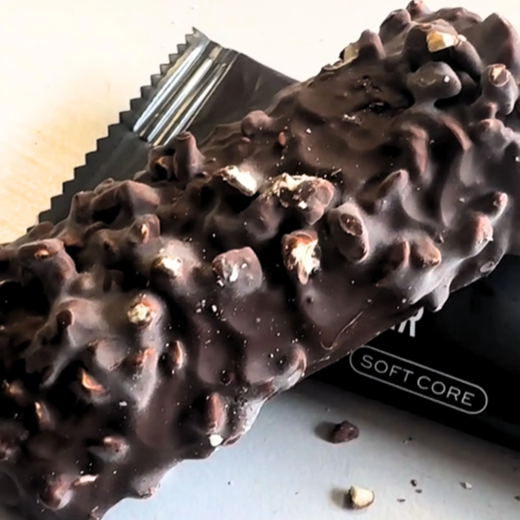 ESN Designer Bar Dark Chocolate Salted Caramel - baton proteinowy z ciemną czekoladą i solonymi migdałami - Image 2