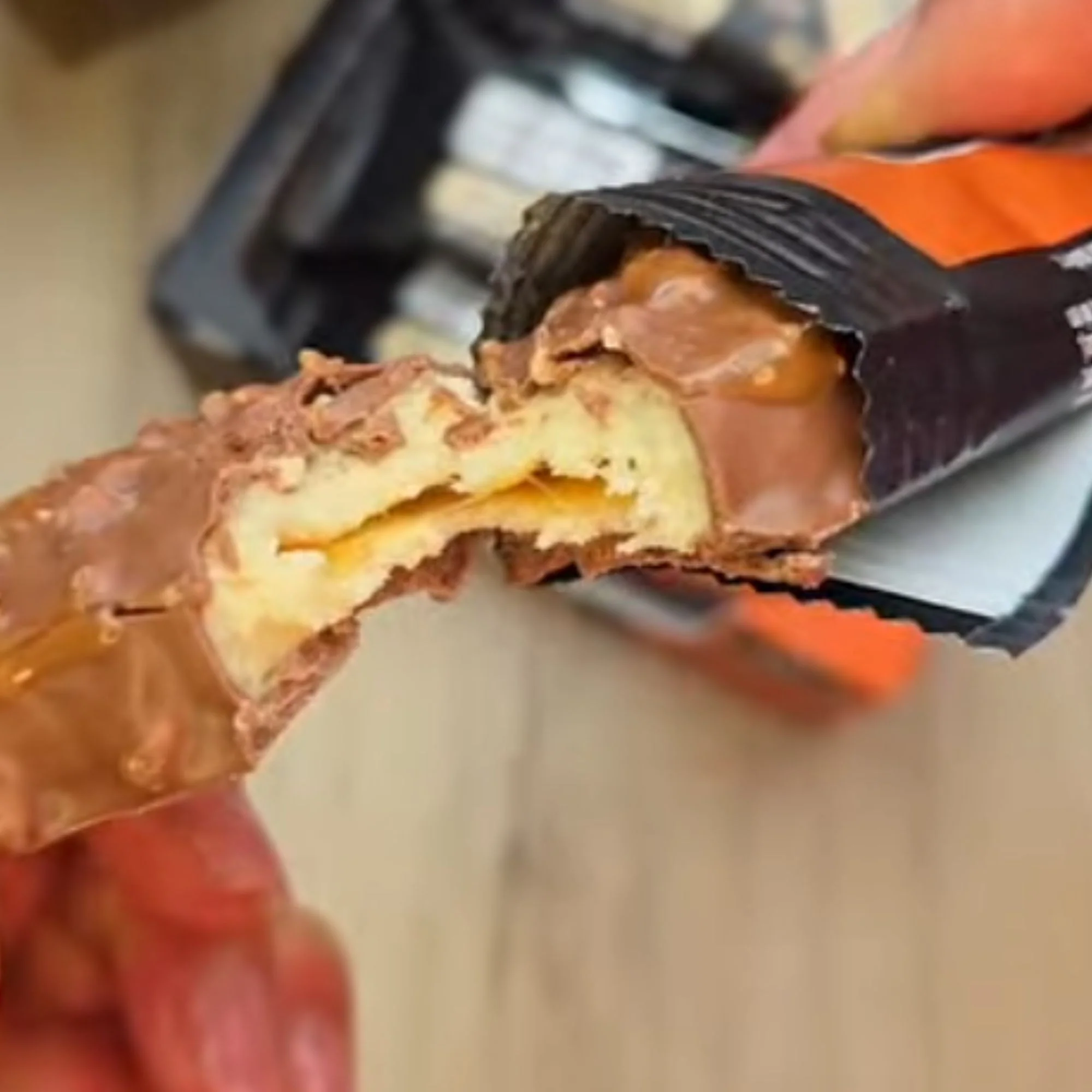 ESN Designer Bar Hazelnut Caramel 45g - baton białkowy z karmelem i orzechami laskowymi w mlecznej czekoladzie - Image 3