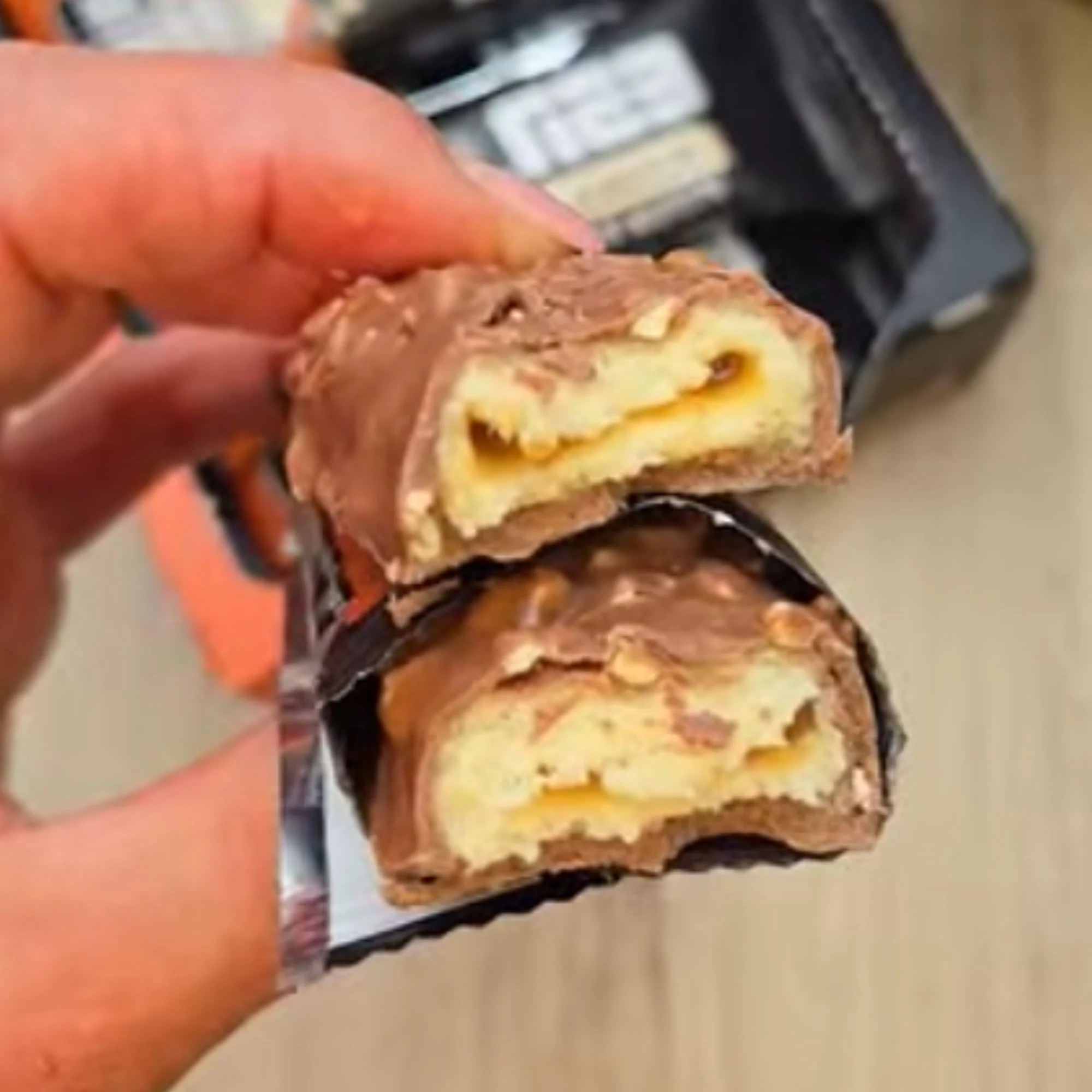 ESN Designer Bar Hazelnut Caramel 45g - baton białkowy z karmelem i orzechami laskowymi w mlecznej czekoladzie - Image 4