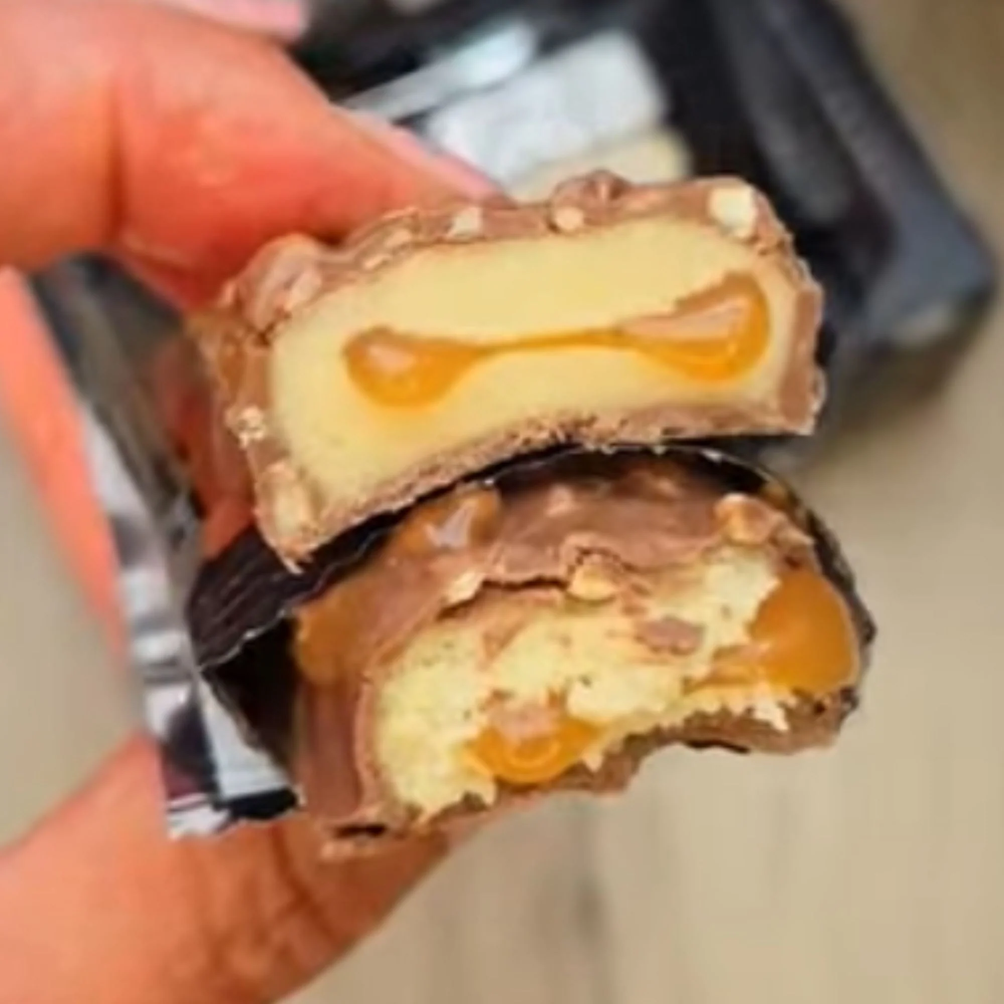 ESN Designer Bar Hazelnut Caramel 45g - baton białkowy z karmelem i orzechami laskowymi w mlecznej czekoladzie - Image 5