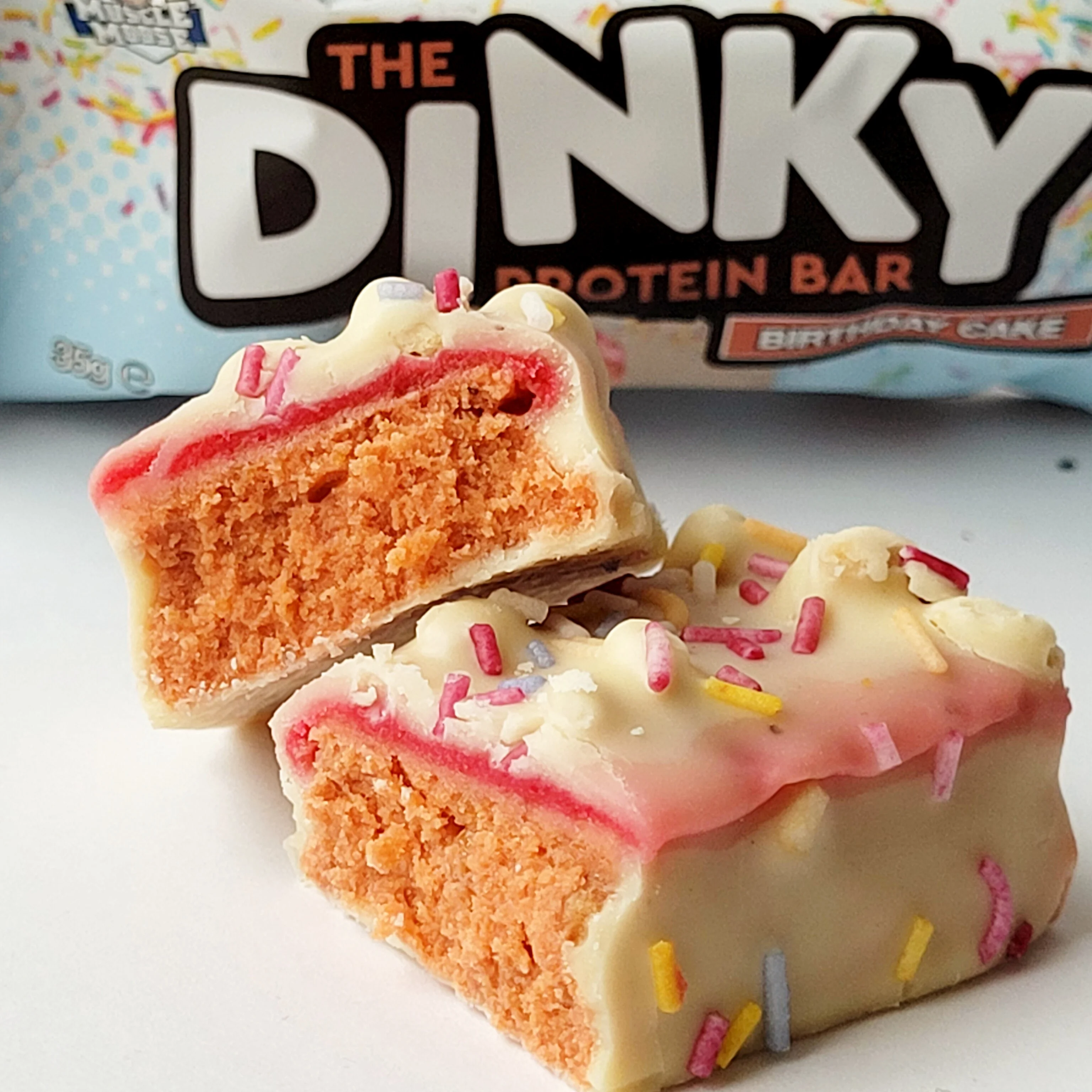 Moose Dinky Bar Birthday Cake 135kcal & 10g białka, batonik proteinowy w białej czekoladzie