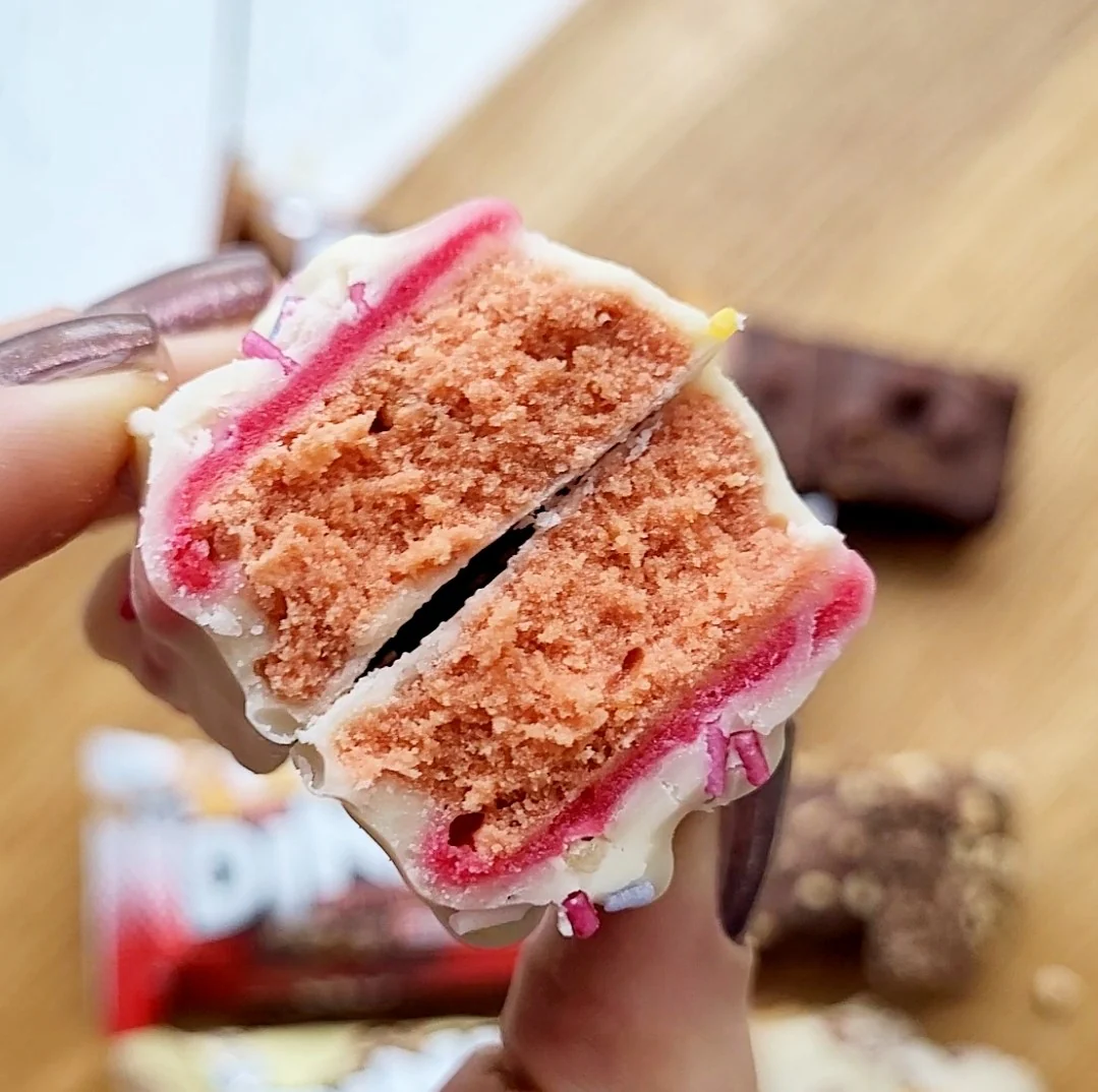 Moose Dinky Bar Birthday Cake 135kcal & 10g białka, batonik proteinowy w białej czekoladzie - Image 5