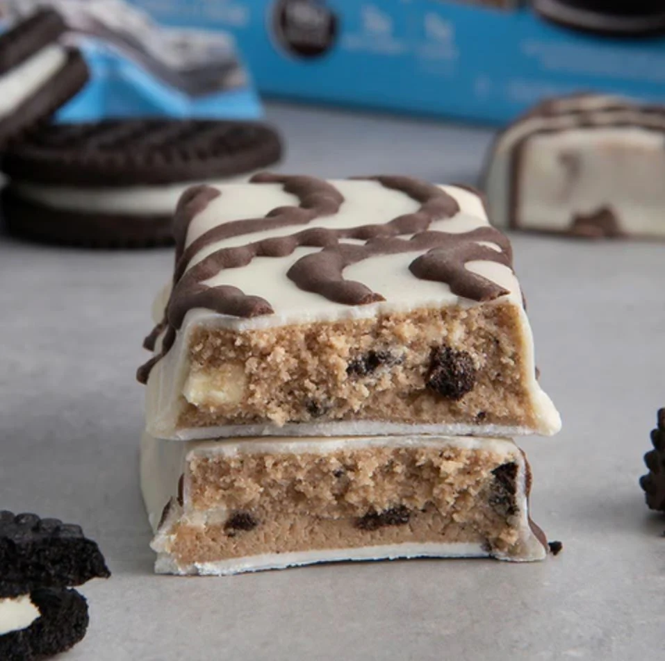Quest Bar Dipped Cookies & Cream - baton ciasteczkowy w polewie, 18g białka & 180kcal - Image 2