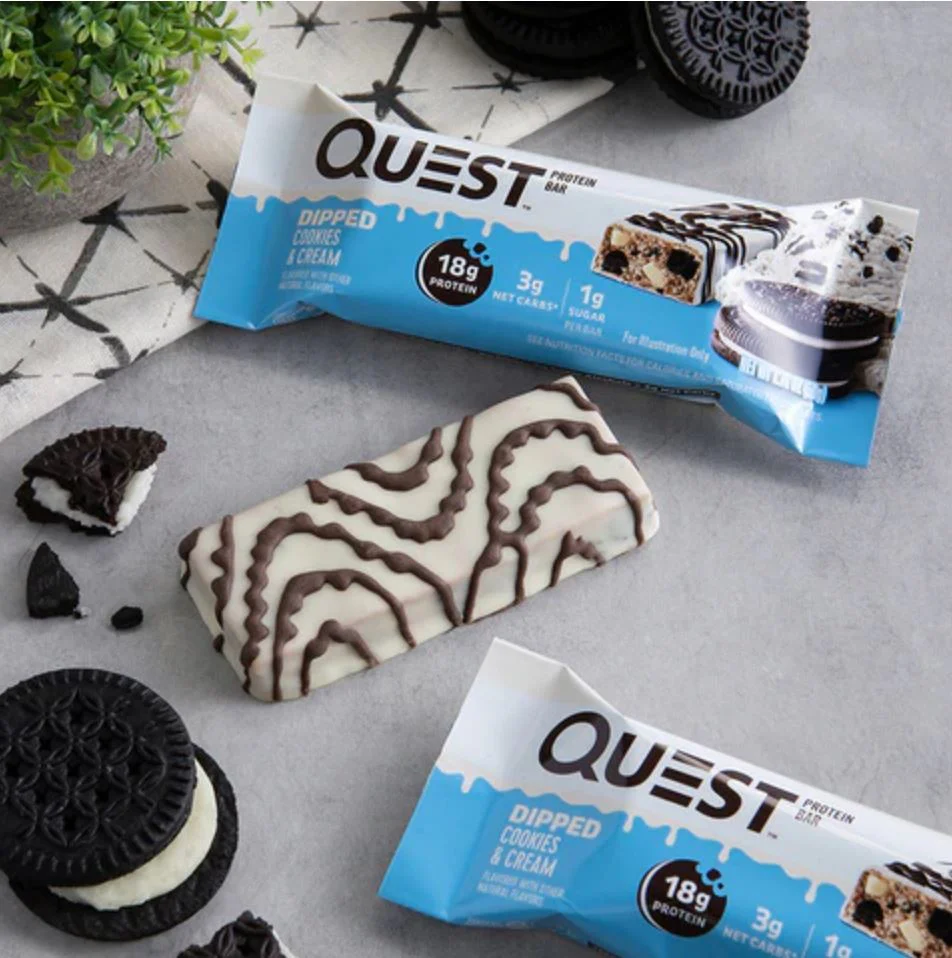 Quest Bar Dipped Cookies & Cream - baton ciasteczkowy w polewie, 18g białka & 180kcal - Image 3