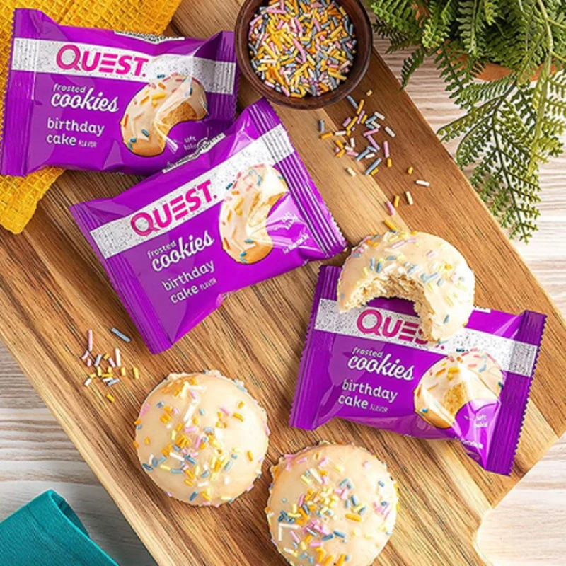 Quest Frosted Cookies, Birthday Cake - miękkie keto ciastka w polewie, BOX 8 SZT - Image 3