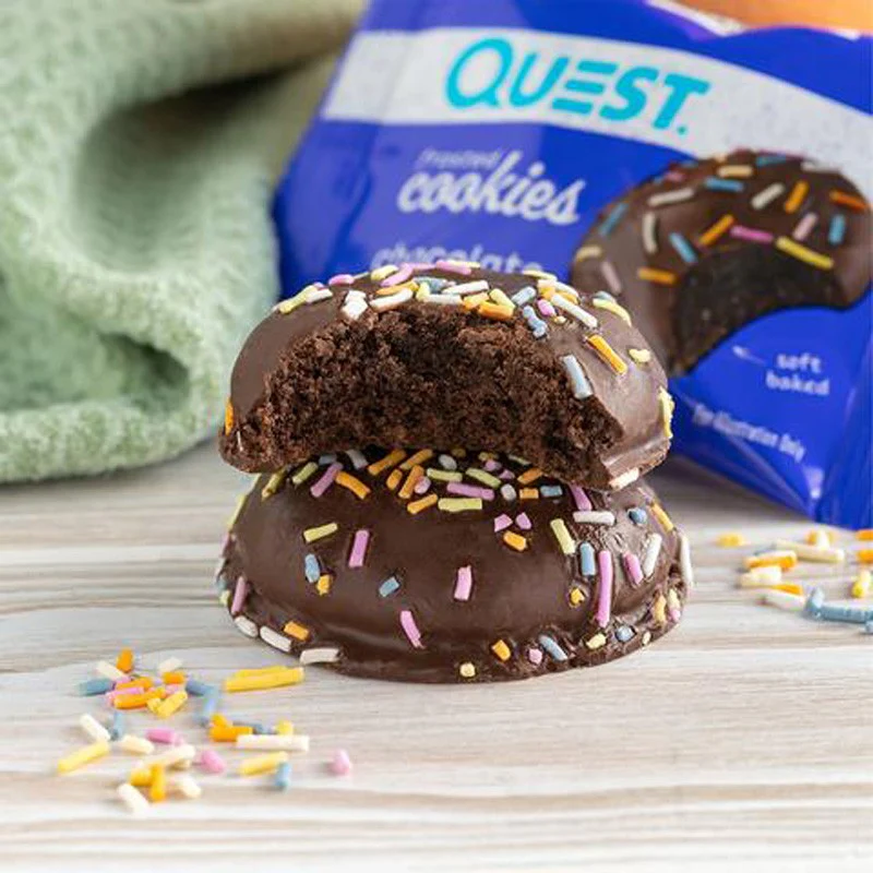 Quest Frosted Cookies, Chocolate Cake - miękkie keto ciastka w polewie, BOX 8 SZT - Image 3
