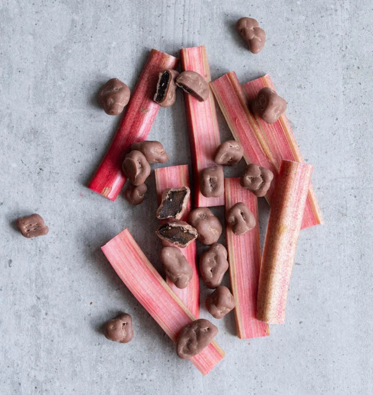 RAW COCOA Rhubarb in Creamy Chocolate - rabarbar w wegańskiej nie-mlecznej czekoladzie bez cukru i oleju palmowego - Image 3
