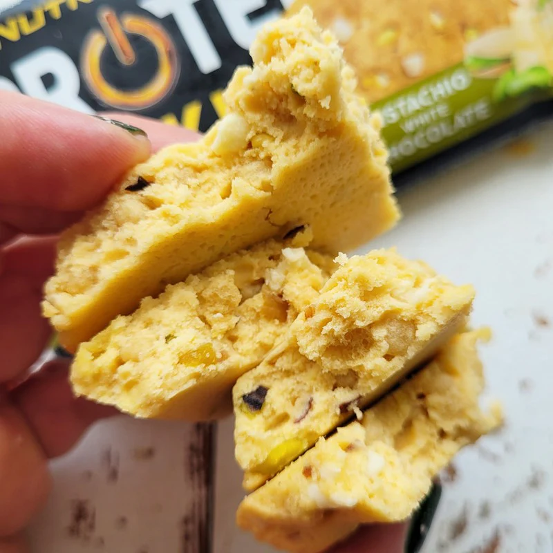 Sante GoOn Protein Cookie Pistachio White Chocolate - miękkie ciastko białkowe o smaku pistacji i białej czekolady - Image 3